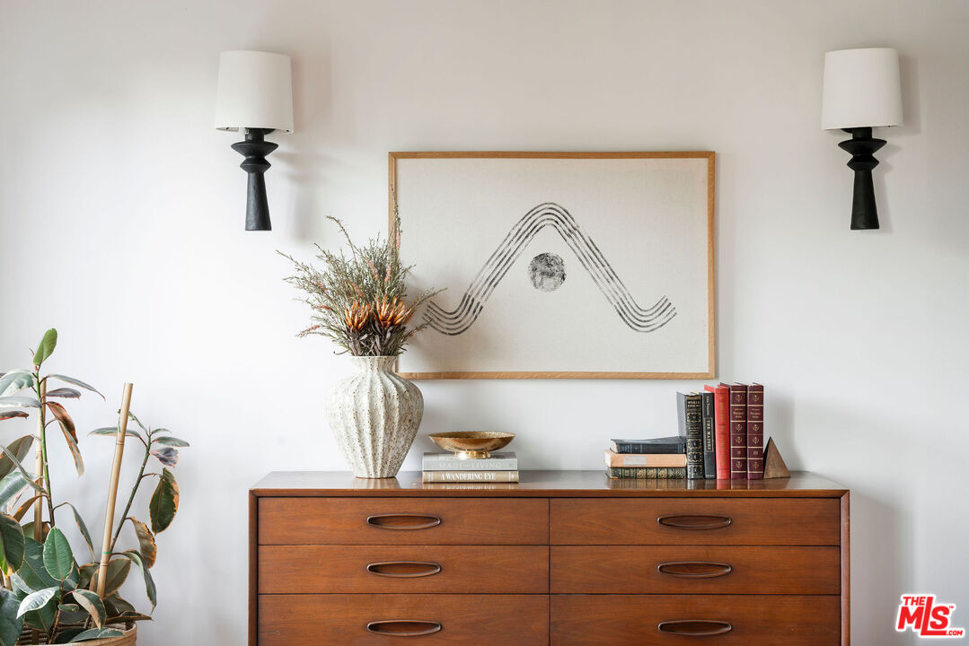 8550 Ridpath Drive Los Angeles, CA 90046 - Photo 23 of 32 a view of room with cabinets and wooden floor
