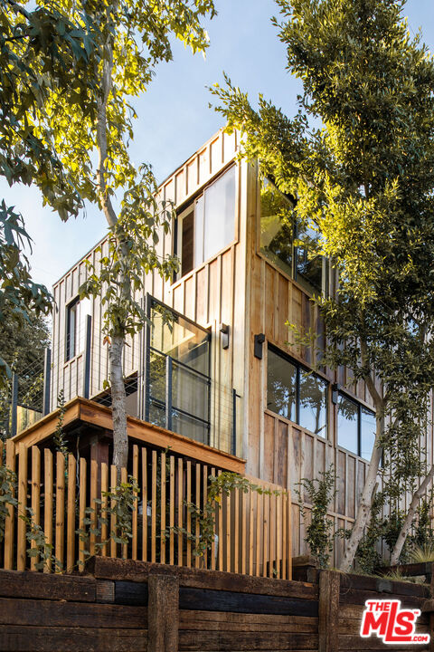 8550 Ridpath Drive Los Angeles, CA 90046 - Photo 32 of 32 a view of a brick house with a small yard