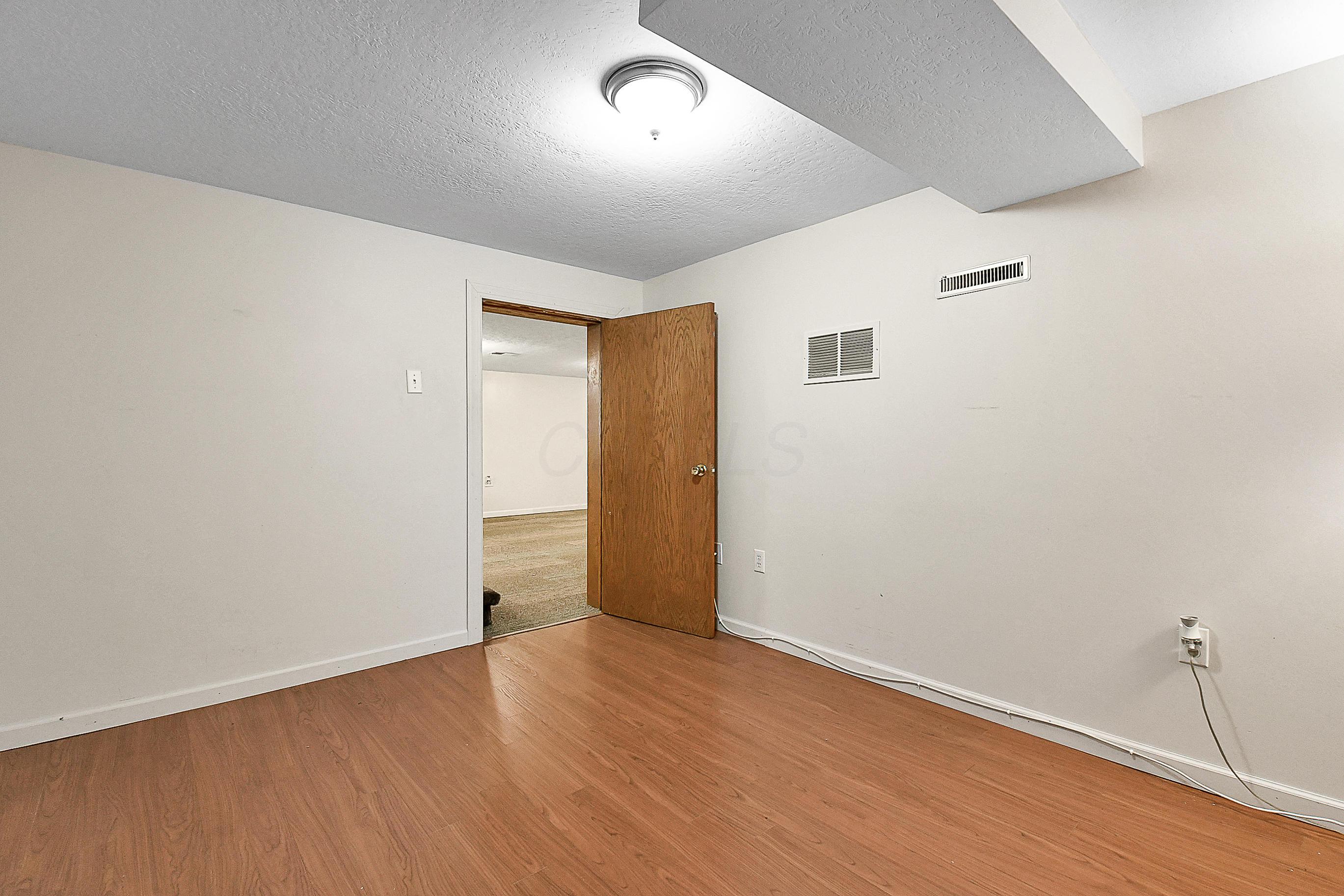 5873 Whitman Road Columbus, OH 43213 - Photo 38 of 52 Gallery Image 38