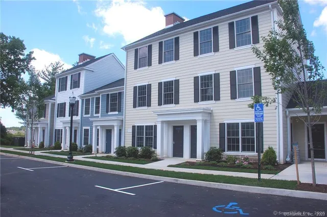 $2,285 | 1 Birch Drive, Unit 32, Stamford, CT 06902