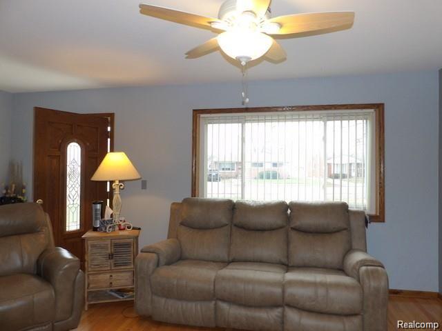 8108 Pardee Road Taylor, MI 48180 - Photo 33 of 58 33. LARGE PIC WINDOW!