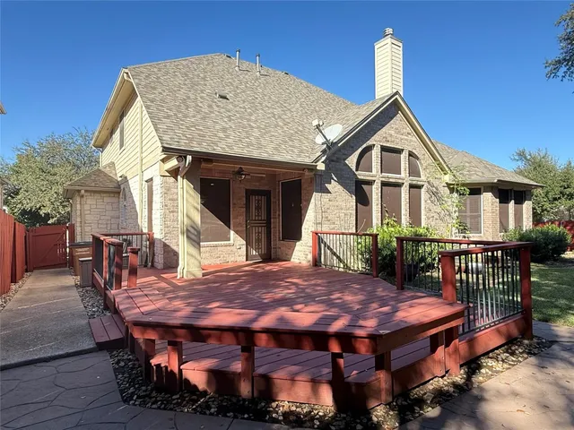 a view of a dinning table and chairs in patio