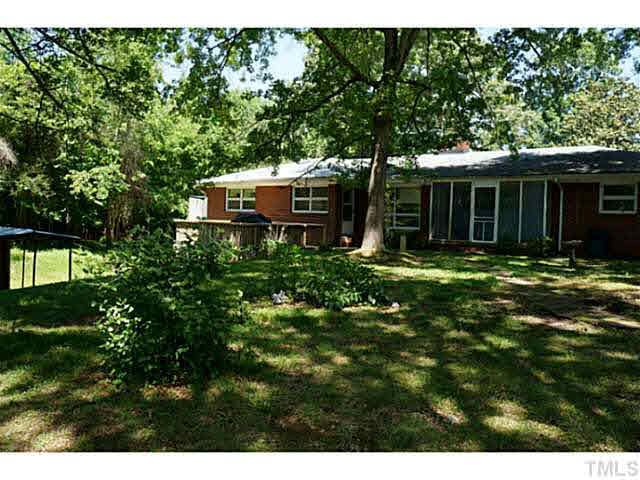 Fabulous yard with room to stretch out!