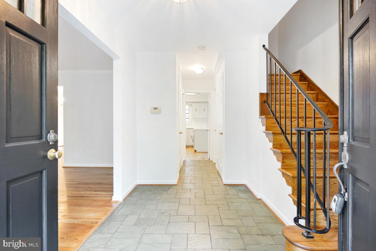 9126 Friars Road Bethesda, MD 20817 - Photo 2 of 32 Foyer