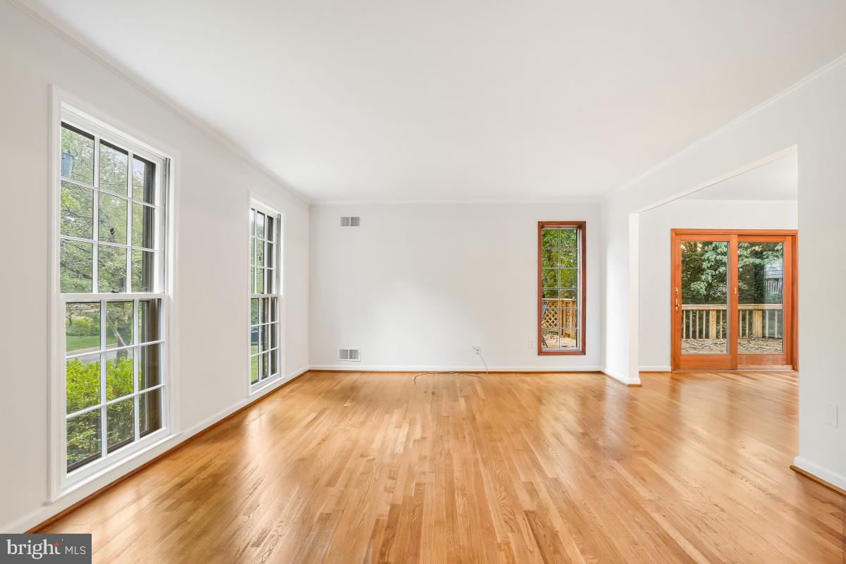 9126 Friars Road Bethesda, MD 20817 - Photo 3 of 32 Living Room