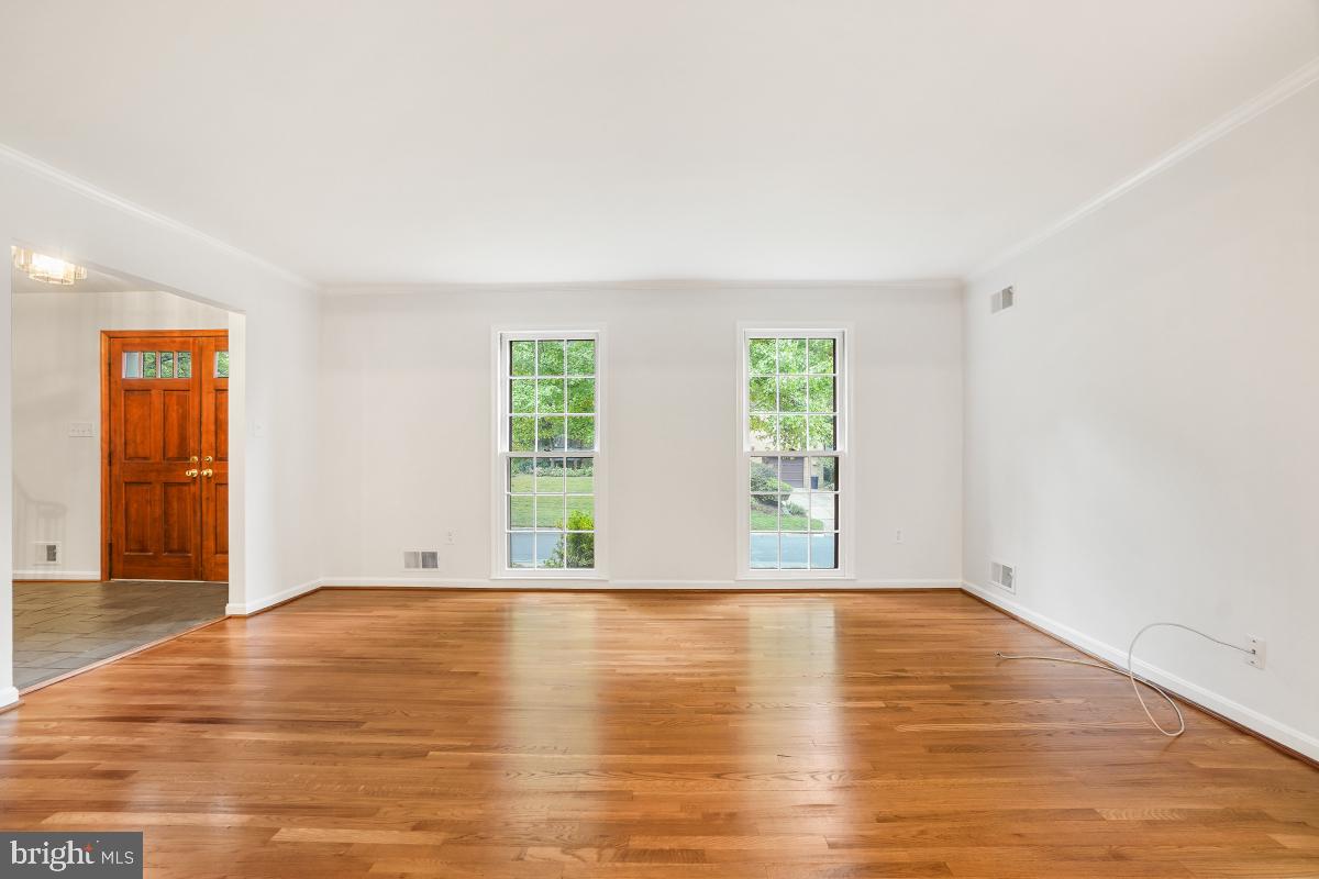 9126 Friars Road Bethesda, MD 20817 - Photo 4 of 32 Living Room