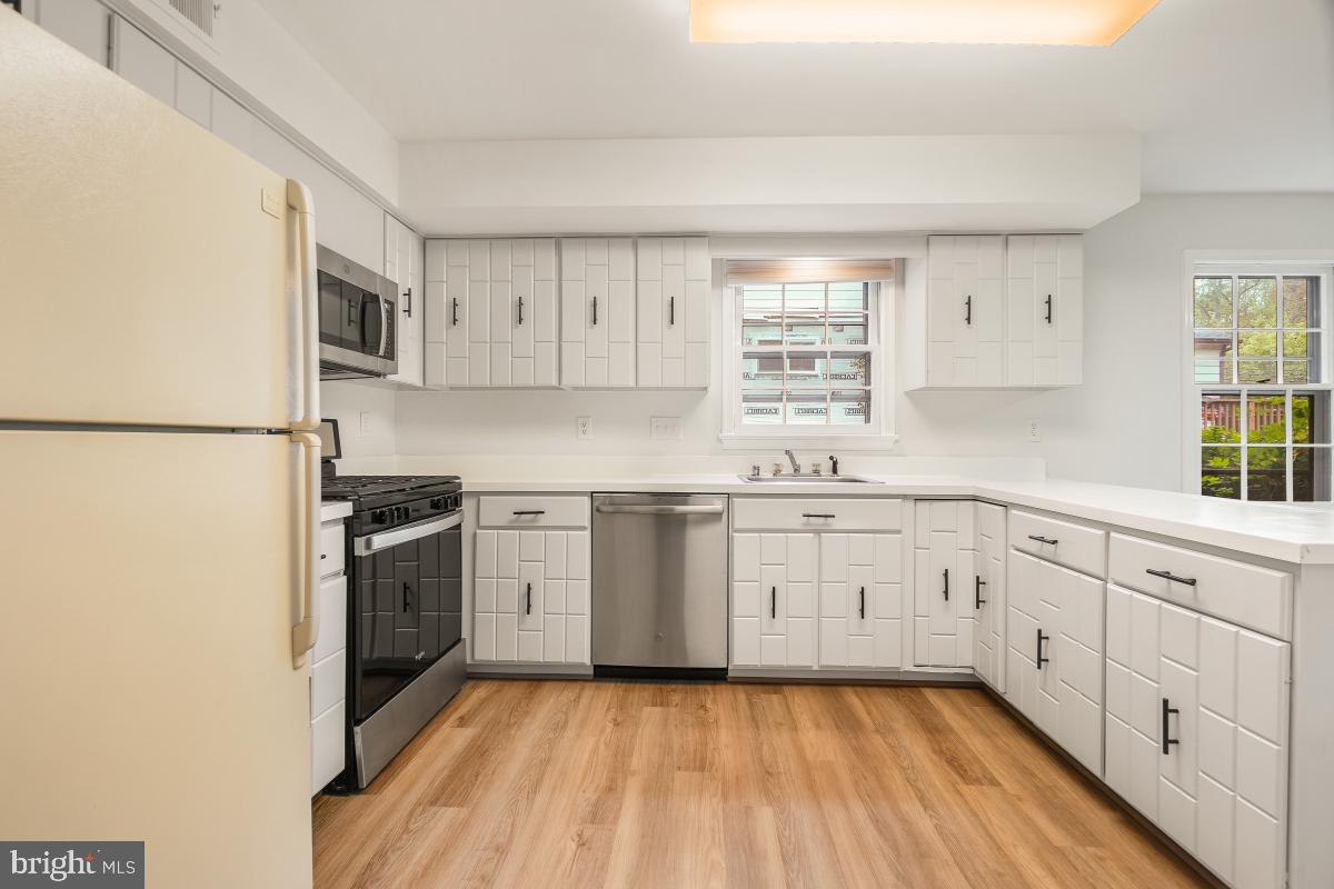9126 Friars Road Bethesda, MD 20817 - Photo 10 of 32 Kitchen