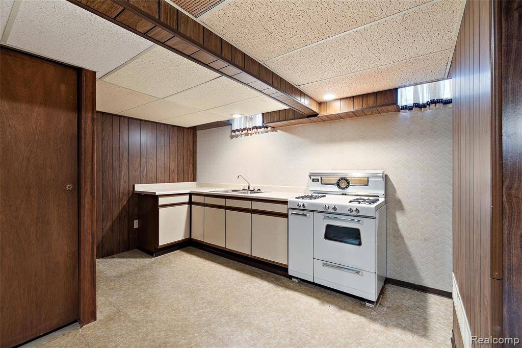 31740 Kelly Road Roseville, MI 48066 - Photo 41 of 44