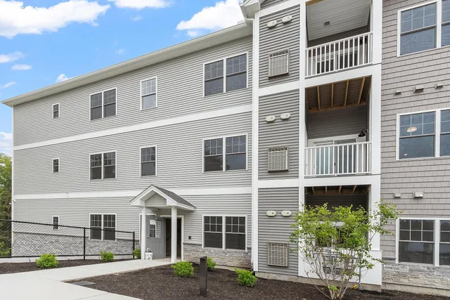$419,900 | 10100 South Willow Street, Unit 107, Manchester, NH 03109
