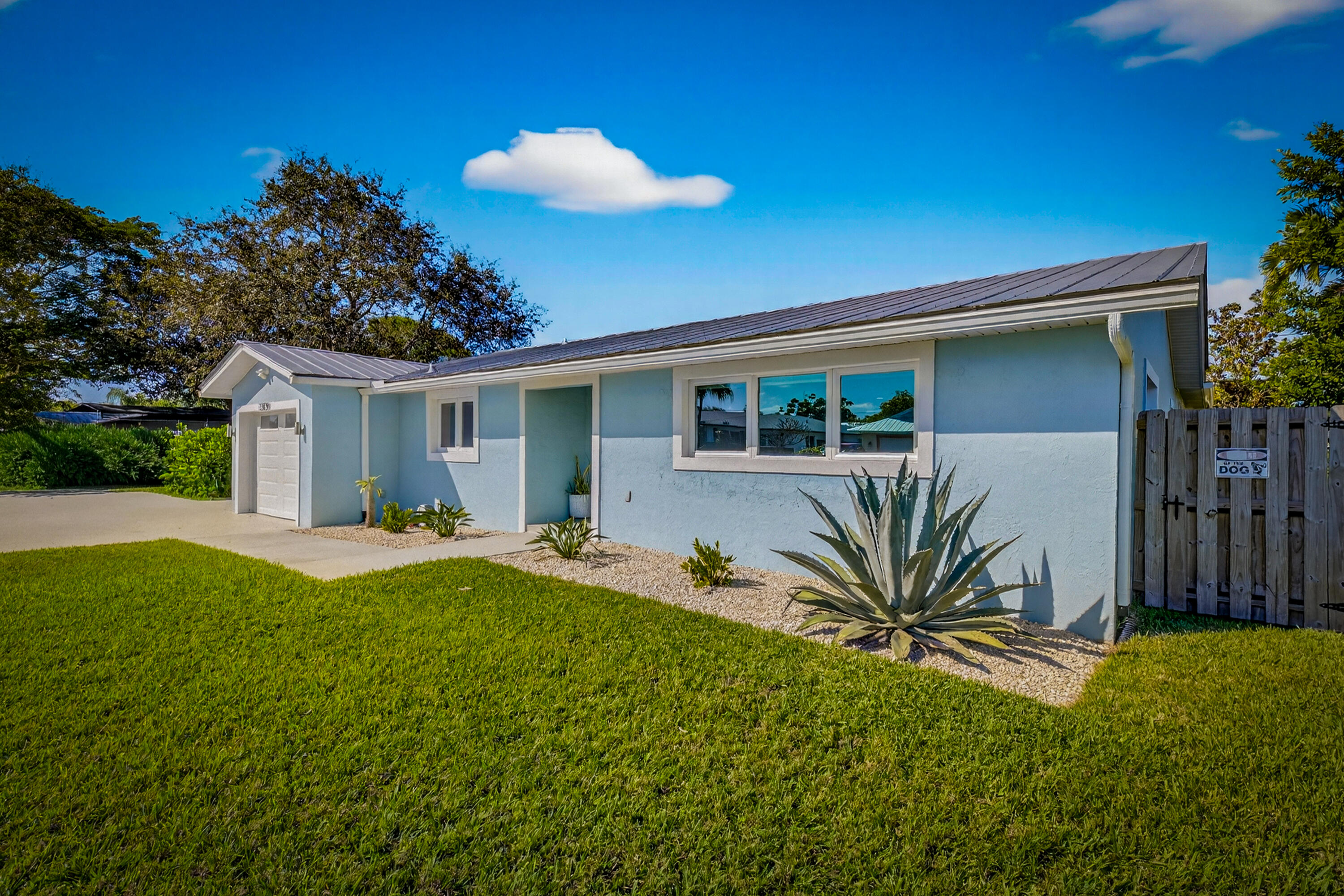 1879 Southeast Madison Street Stuart, FL 34997 - Photo 4 of 41 DSC07747