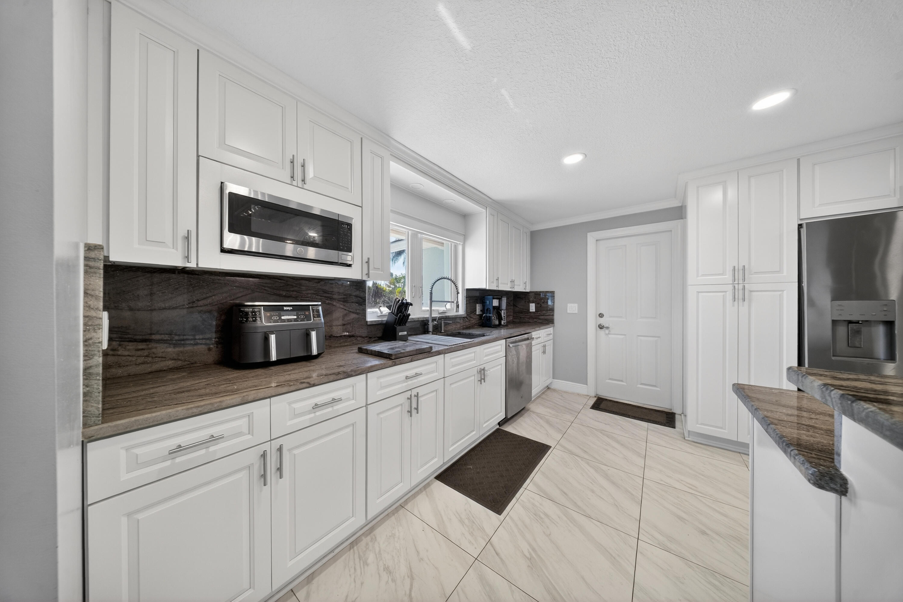 1879 Southeast Madison Street Stuart, FL 34997 - Photo 5 of 41 DSC07637