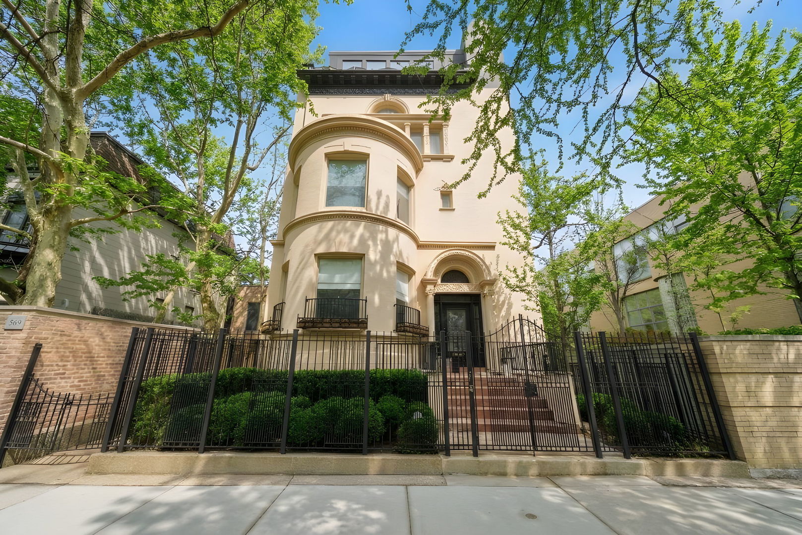 1352 North N Lane Chicago, IL 60610 - Photo 1 of 40