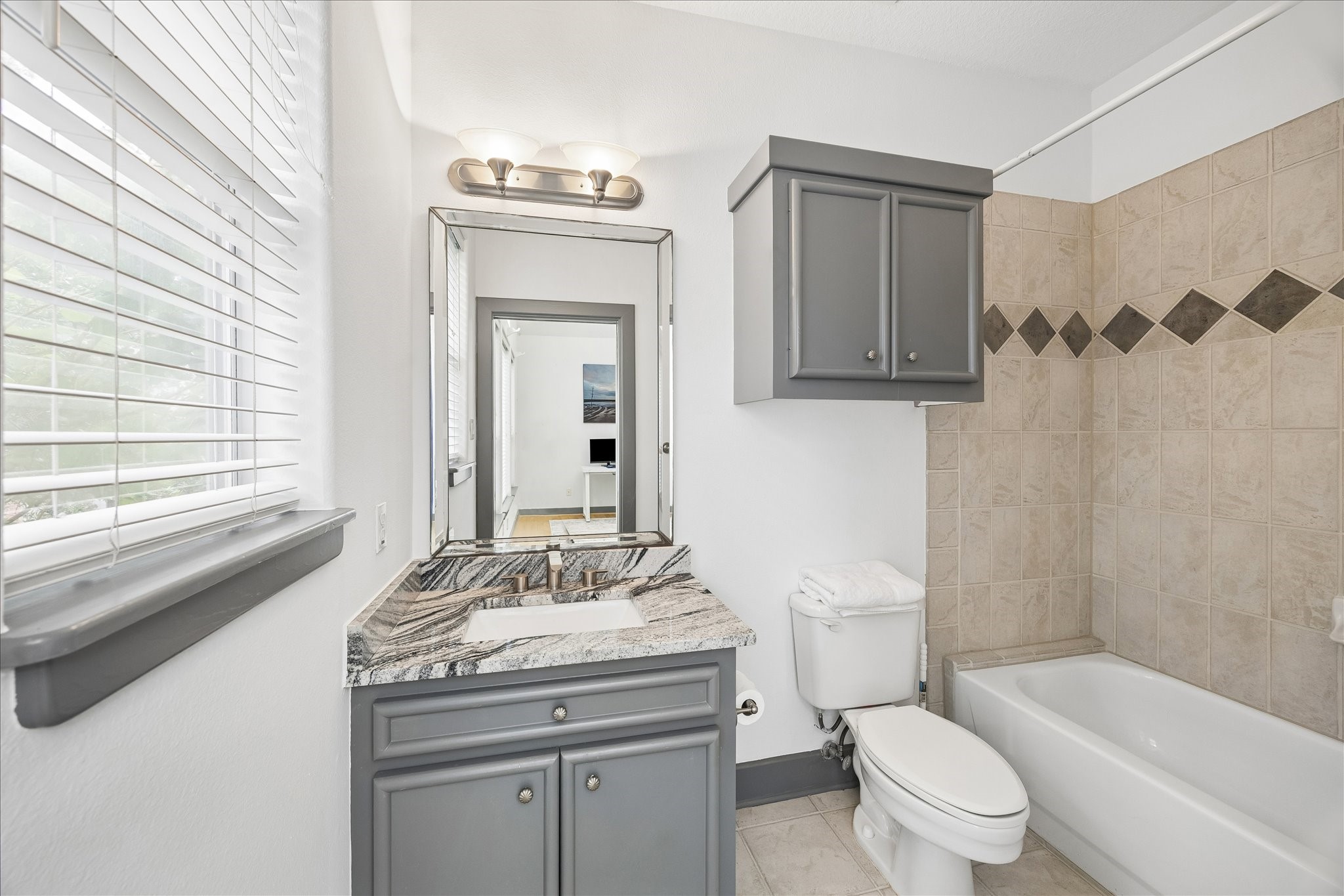 6406 Rodrigo Street, Unit B Houston, TX 77007 - Photo 23 of 27 Third floor guest bathroom with single vanity with storage and shower/tub combination.