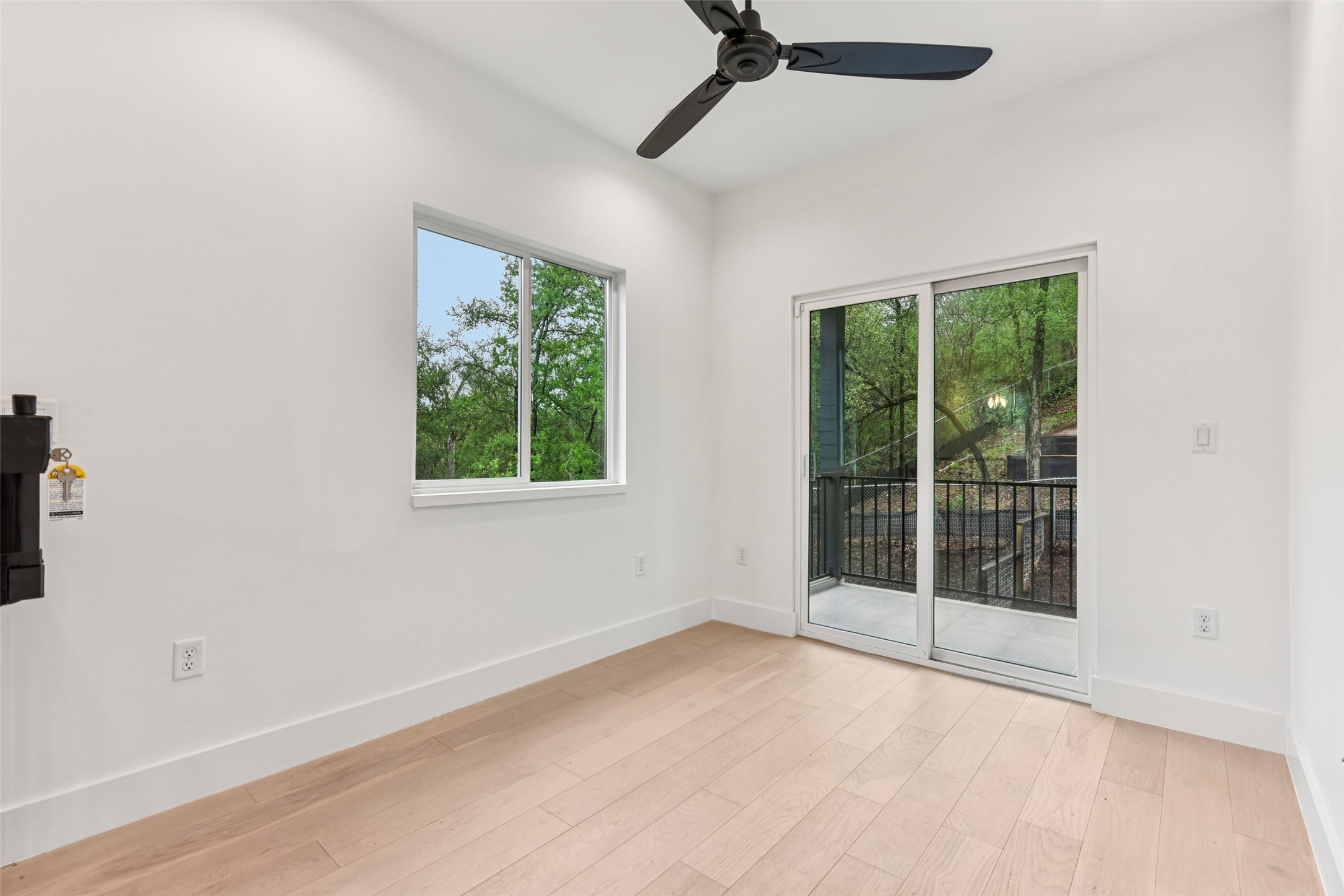 3607 Grant Street, Unit A Austin, TX 78721 - Photo 14 of 40 an empty room with windows