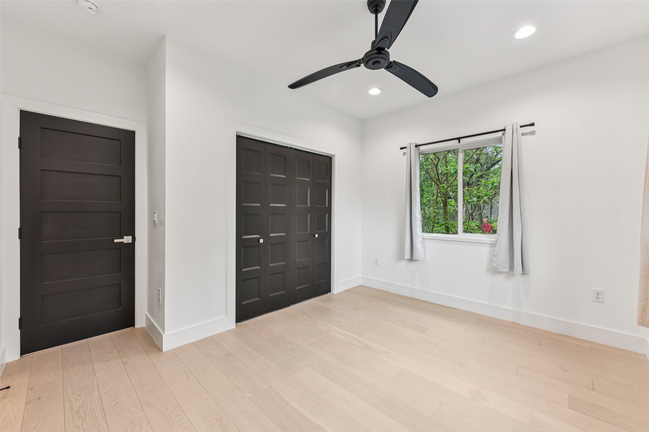 3607 Grant Street, Unit A Austin, TX 78721 - Photo 25 of 40 en empty room with windows and closet