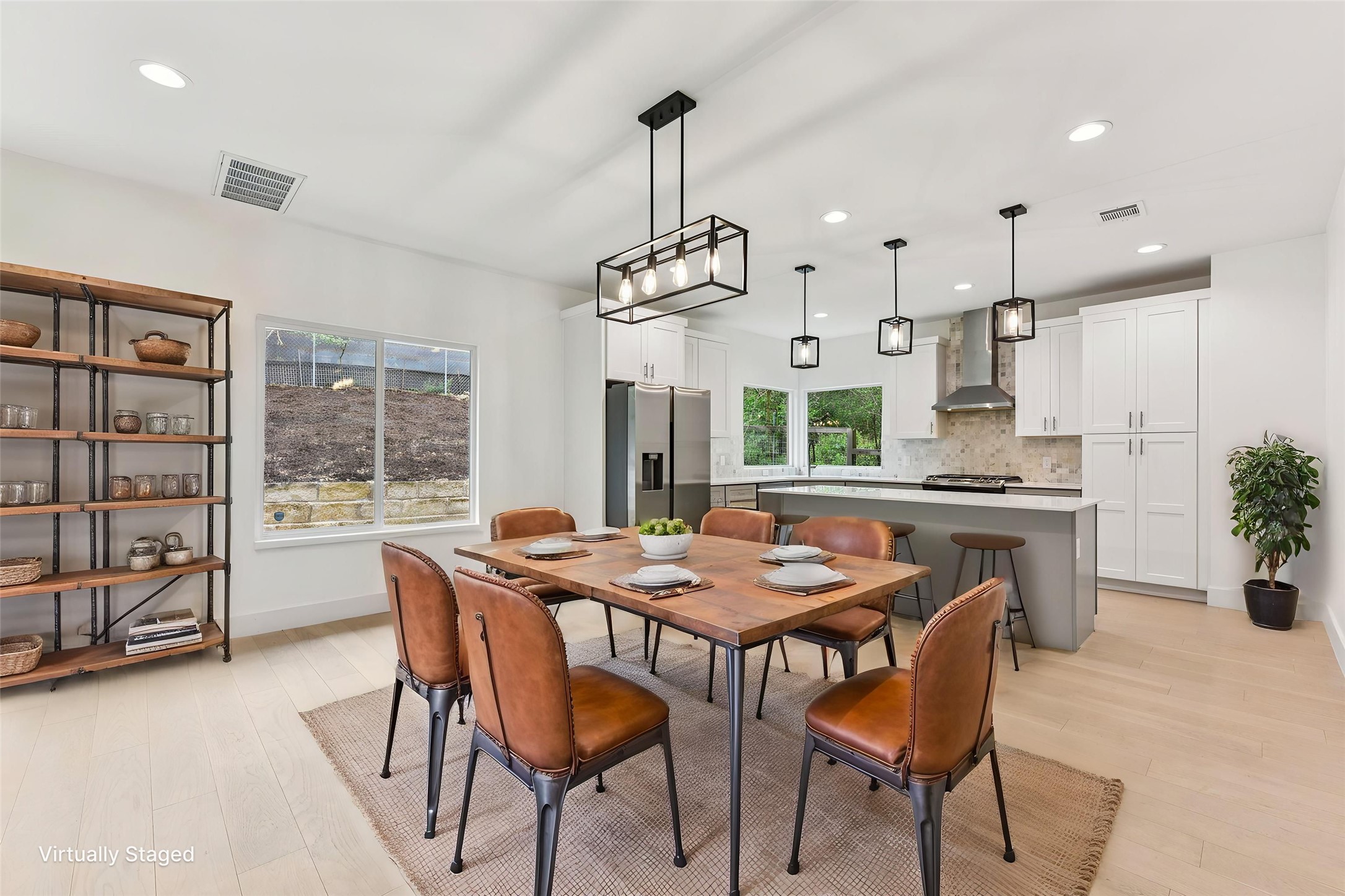 3607 Grant Street, Unit A Austin, TX 78721 - Photo 4 of 40 a kitchen that has a table and chairs in it
