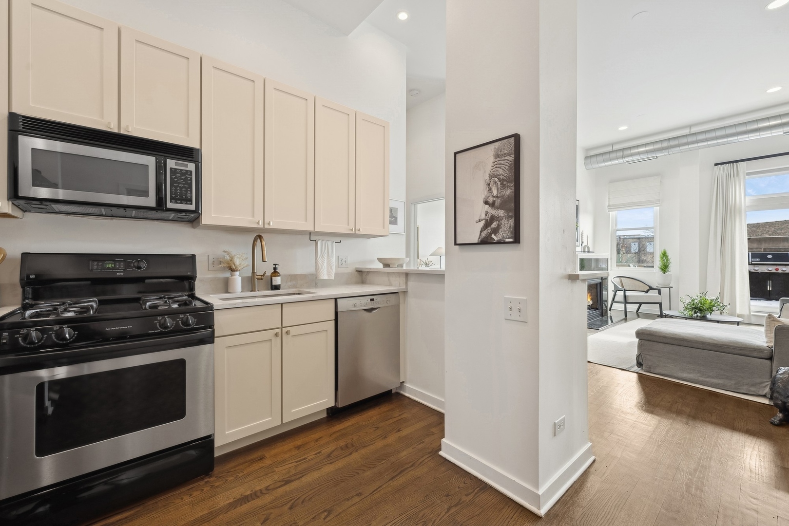 1616 West Montrose Avenue, Unit 3E Chicago, IL 60640 - Photo 7 of 23