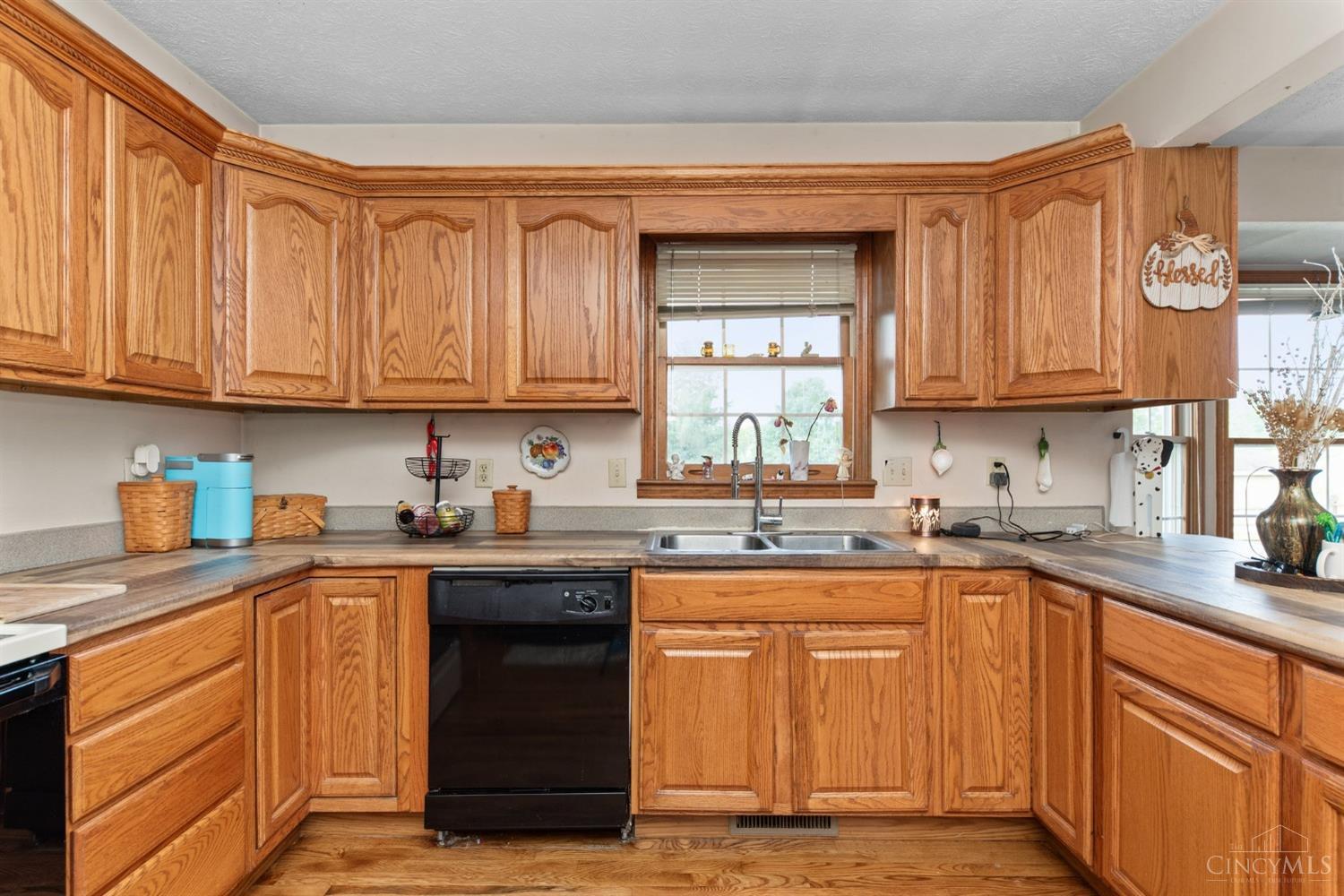 6361 Sharps Ridge Court Hamilton, OH 45011 - Photo 7 of 32 Peninsula separating kitchen and breakfast room adds additional counterspace and storage.
