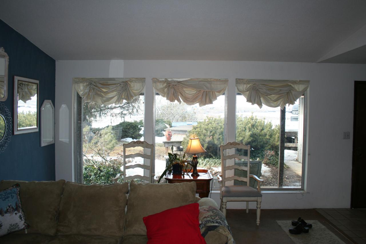 821 Livengood Road Cowiche, WA 98923 - Photo 9 of 13 a living room with furniture and a window