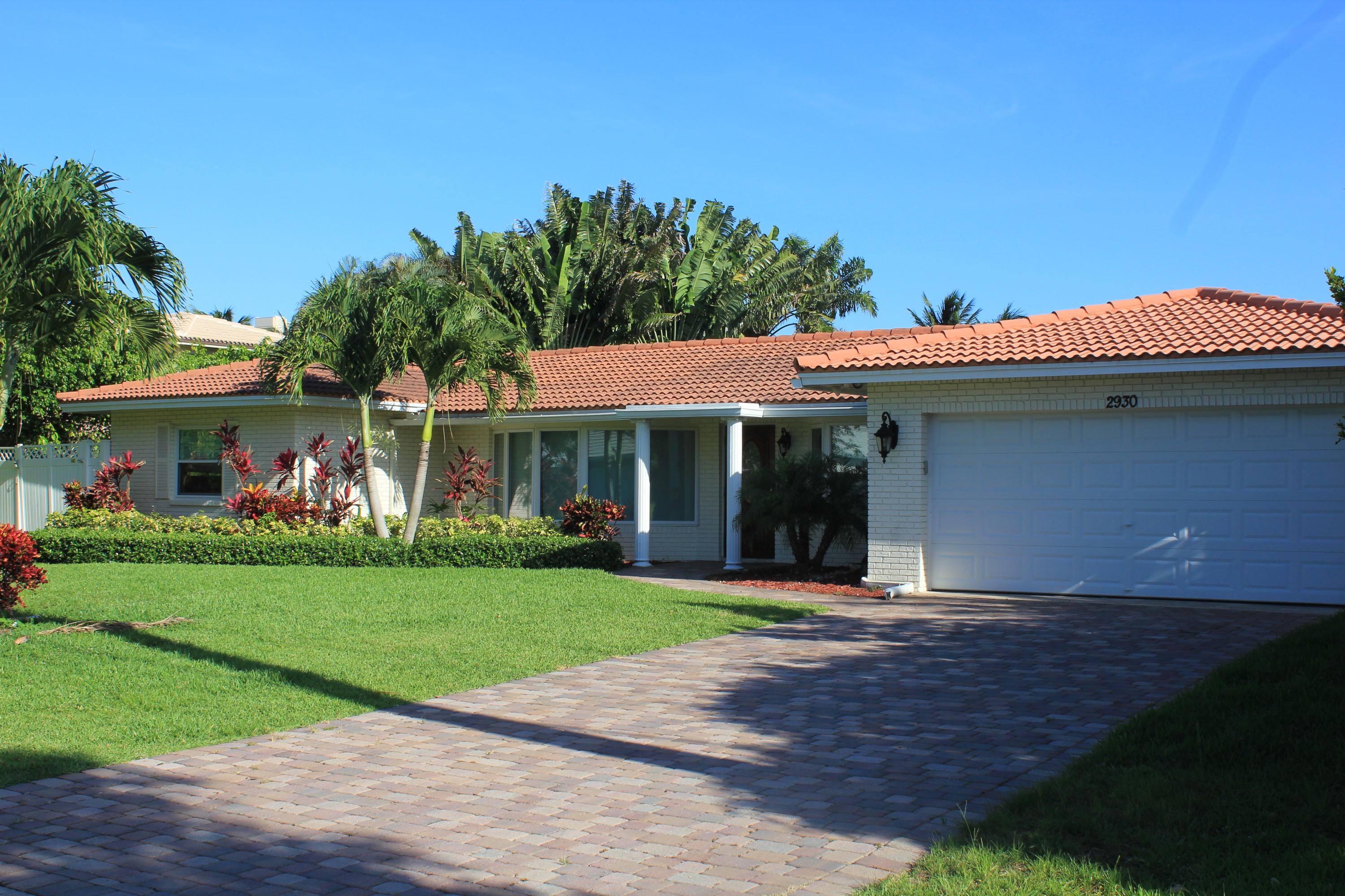 2930 Northeast 39th Street Lighthouse Point, FL 33064 - Photo 2 of 18 Front