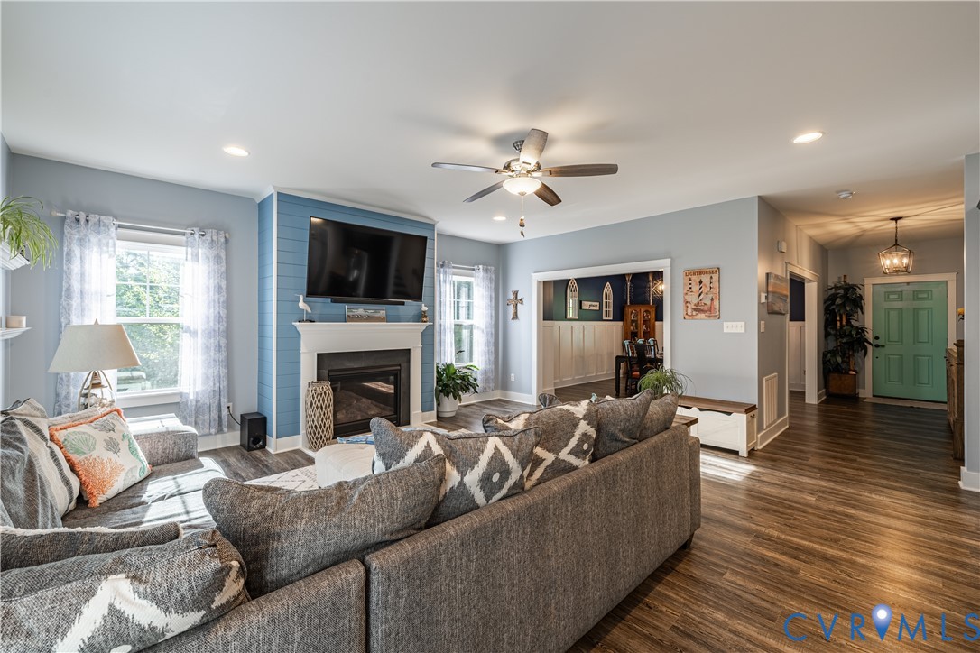 1471 Yakima Road Quinton, VA 23141 - Photo 11 of 39 Living area featuring dark wood-style flooring, a