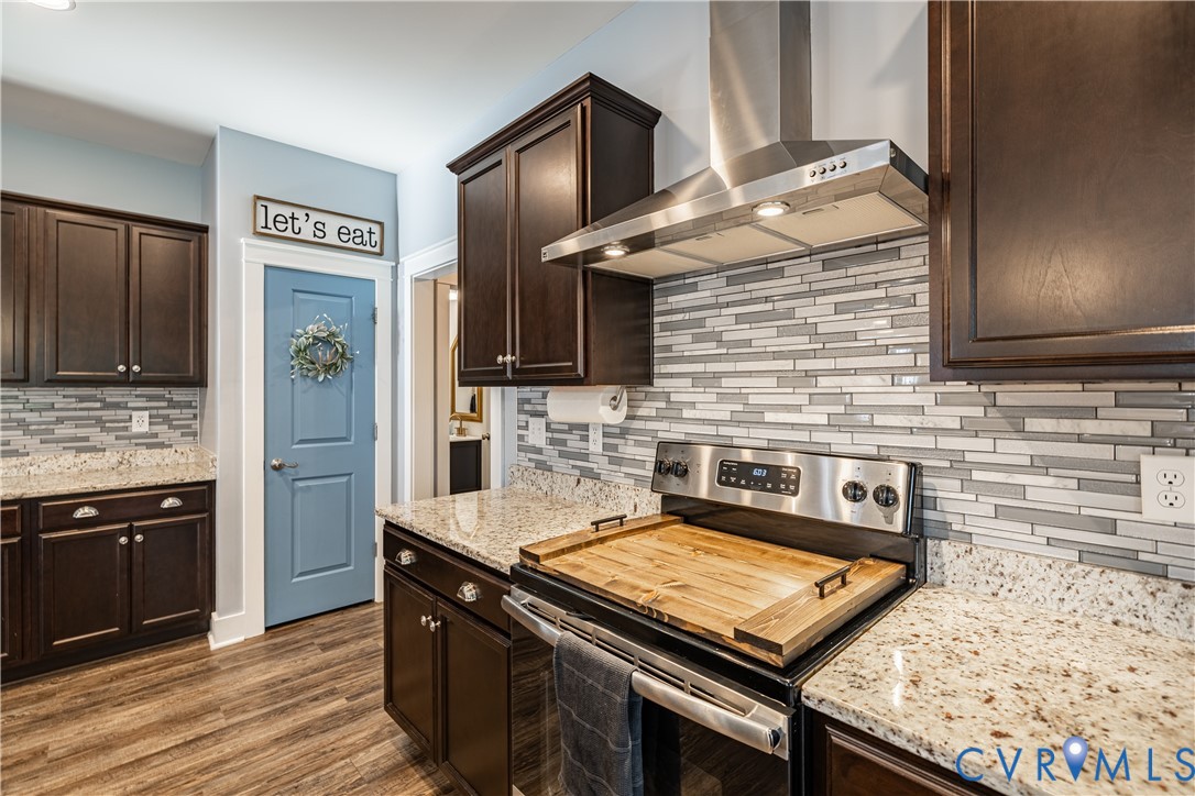 1471 Yakima Road Quinton, VA 23141 - Photo 14 of 39 Kitchen with stainless steel electric stove, decor