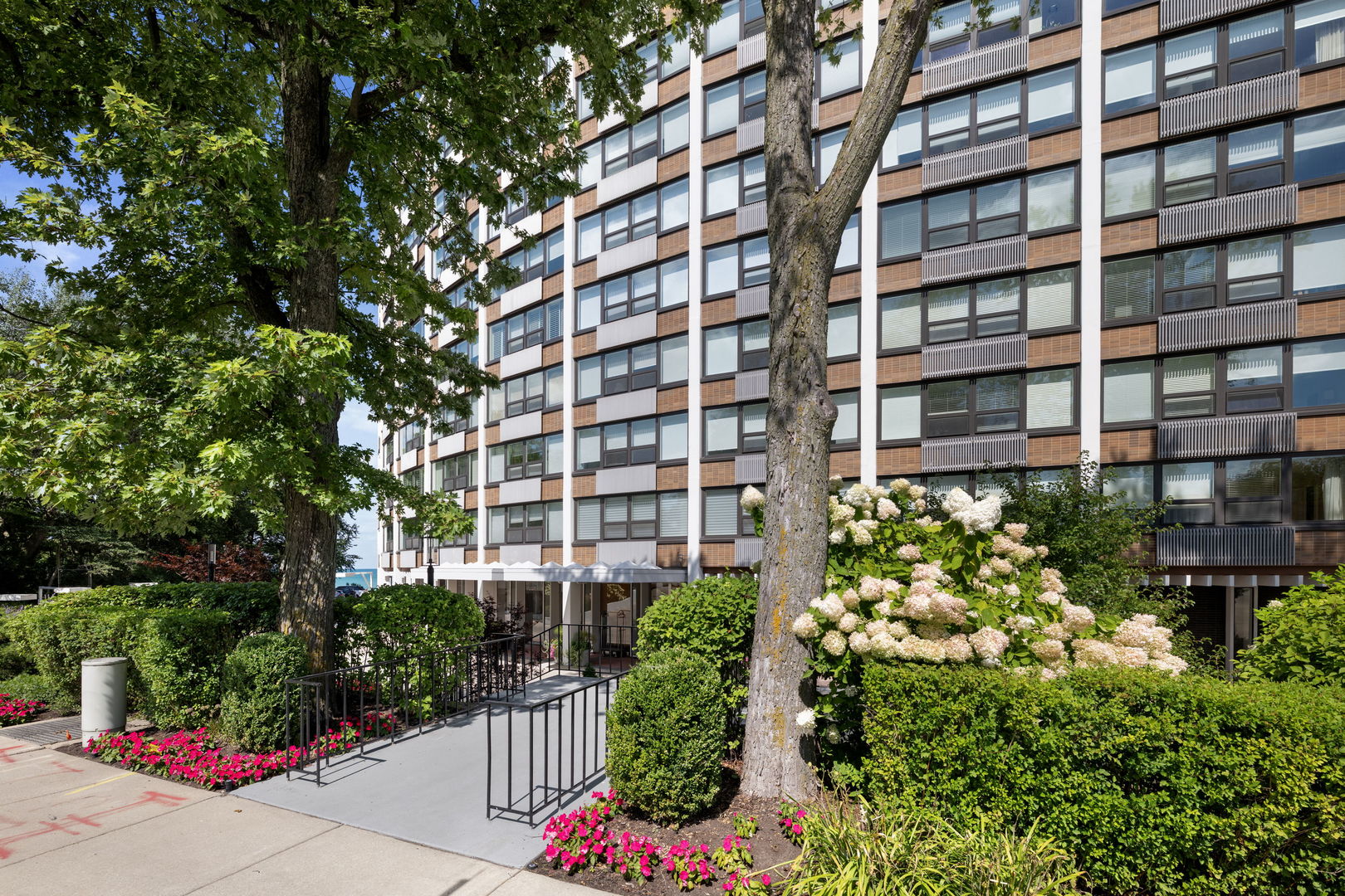 1630 Sheridan Road, Unit 2F Wilmette, IL 60091 - Photo 2 of 25 Gallery Image 2