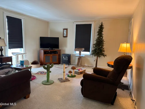 $1,100 | 172 Kingsboro Avenue, Unit FIRST, Gloversville, NY 12078