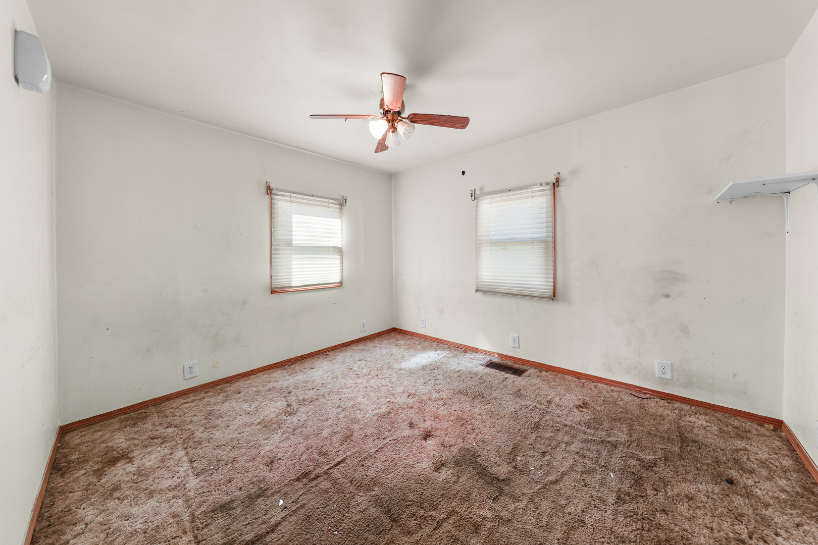 299 East Lincoln Street Seneca, IL 61360 - Photo 10 of 17 an empty room with windows and fan