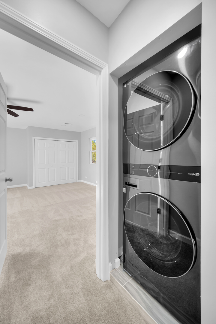 28W360 Roosevelt Road Winfield, IL 60190 - Photo 32 of 50 a utility room with a washer and dryer