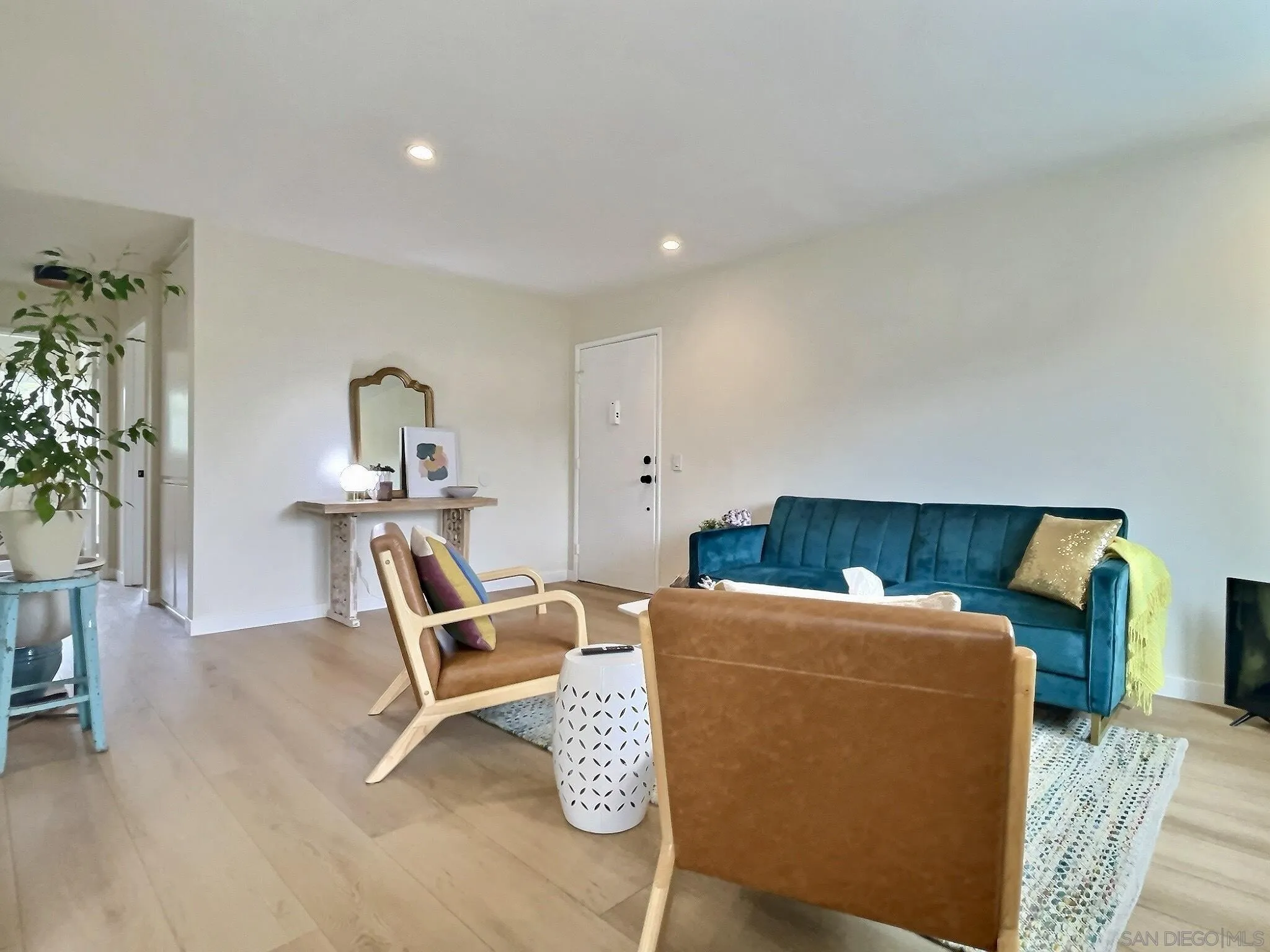 812 Regal Road, Unit P6 Encinitas, CA 92024 - Photo 27 of 31 a living room with furniture