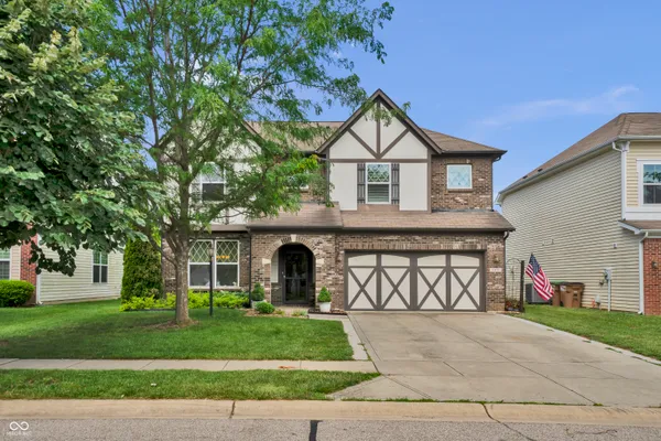 $321,900 | 1975 Lakecrest Drive, Columbus, IN 47201