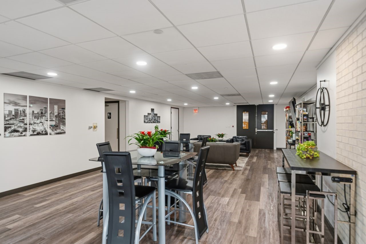 2016 Main Street, Unit 701 Houston, TX 77002 - Photo 25 of 43 a view of a dining room with furniture