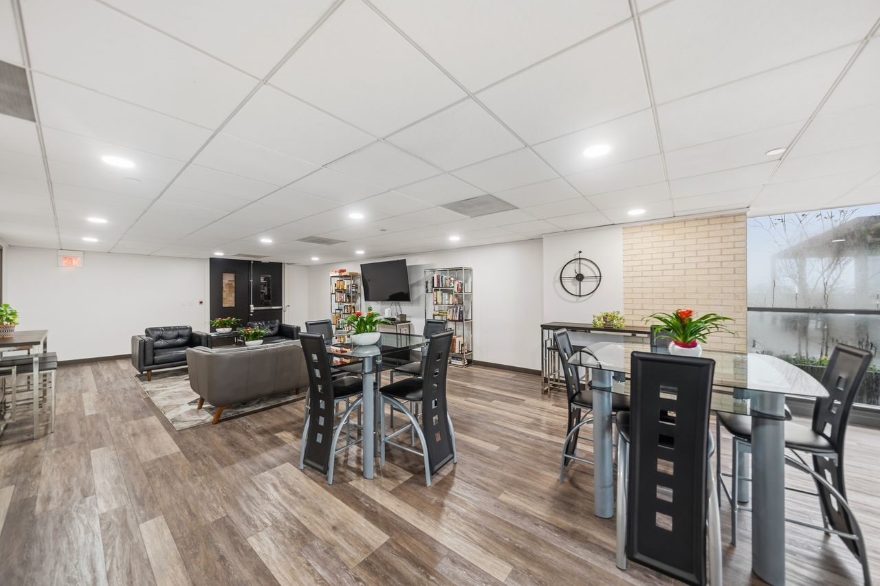 2016 Main Street, Unit 701 Houston, TX 77002 - Photo 26 of 43 a view of a dining room with furniture