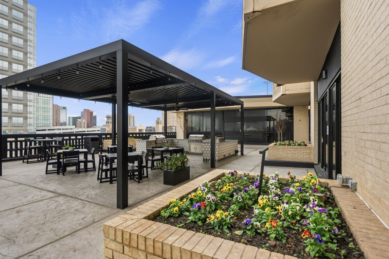 2016 Main Street, Unit 701 Houston, TX 77002 - Photo 27 of 43 a view of a chairs and table in patio with a barbeque