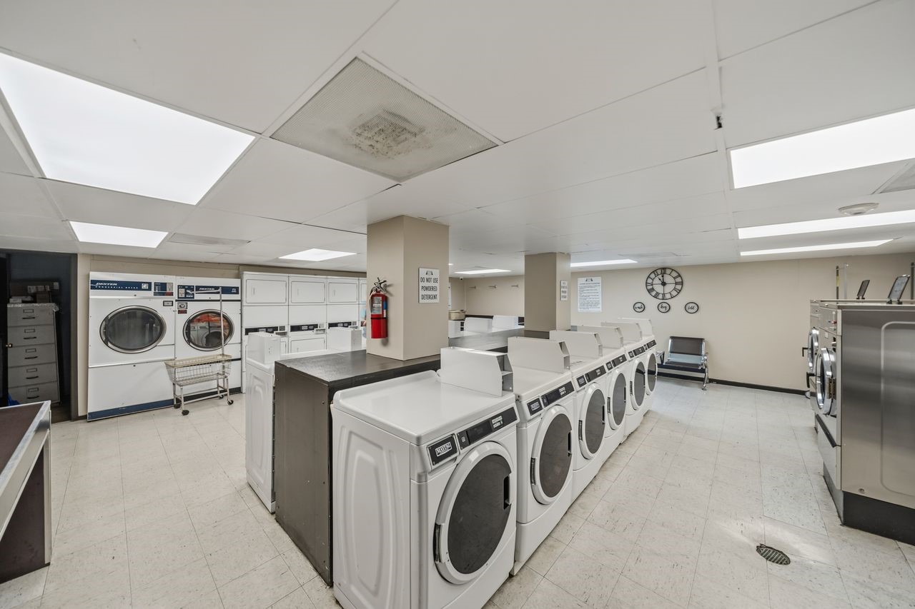 2016 Main Street, Unit 701 Houston, TX 77002 - Photo 38 of 43 a utility room with dryer and washer