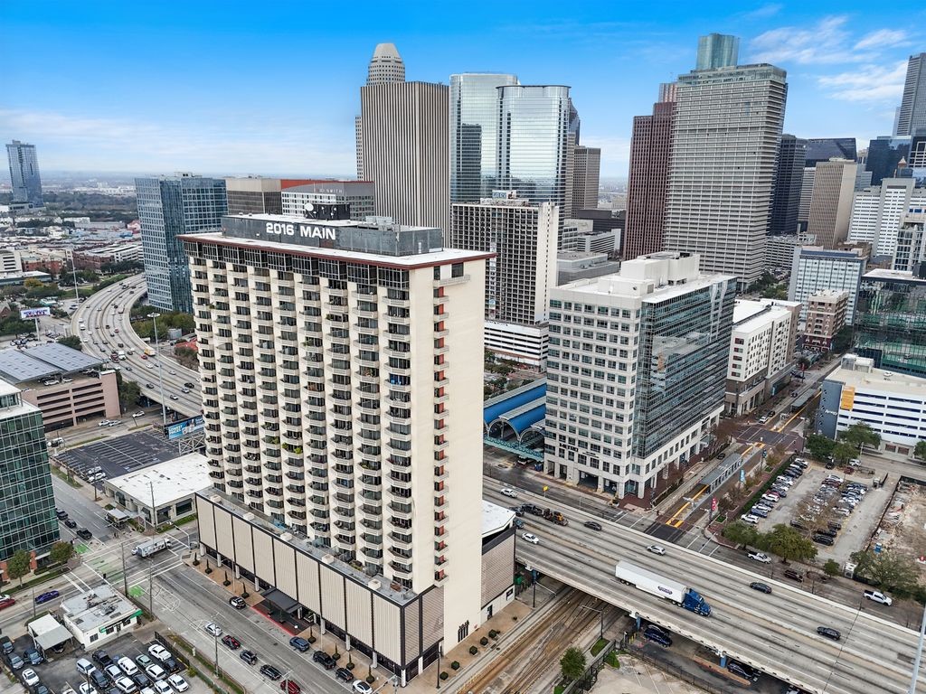 2016 Main Street, Unit 701 Houston, TX 77002 - Photo 41 of 43 a picture of city view