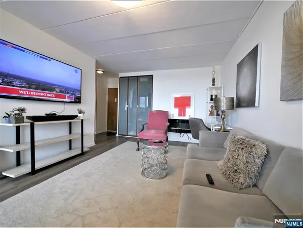 $2,200 | 515 Anderson Avenue, Unit 5C, Cliffside Park, NJ 07010
