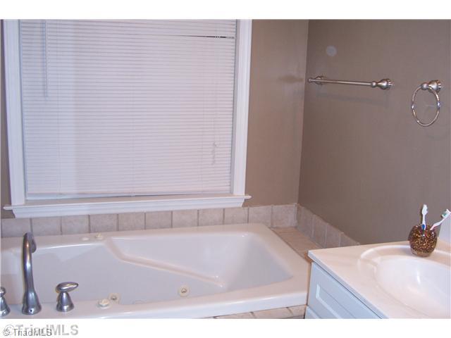 218 Manor Ridge Way Lexington, NC 27292 - Photo 10 of 16 Master Bath/Spa.