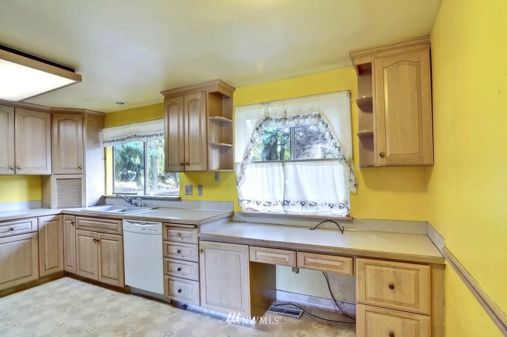 3121 Southeast 17th Court Renton, WA 98058 - Photo 3 of 13 Gallery Image 3
