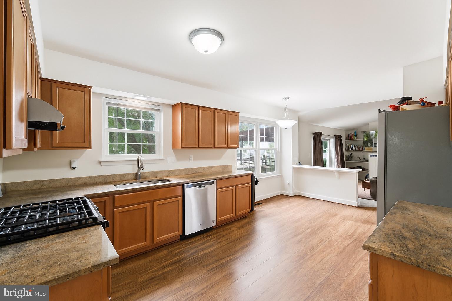 18559 Cape Jasmine Way Gaithersburg, MD 20879 - Photo 2 of 38 a large kitchen with stainless steel appliances granite countertop a stove a sink dishwasher and a oven with cabinets