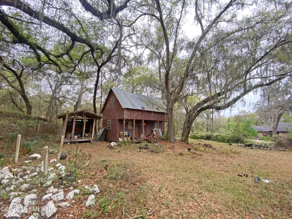 a view of livingroom with furniture