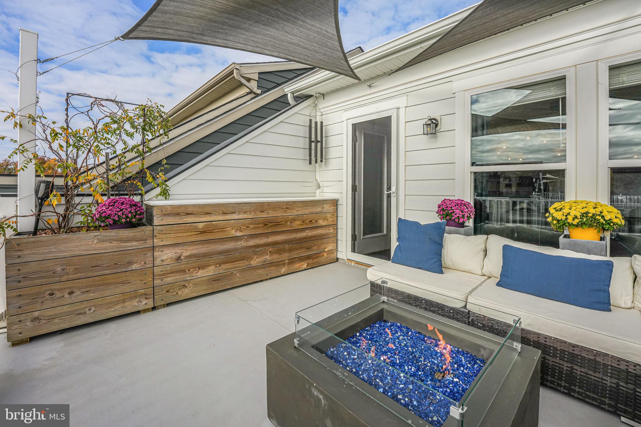 17372 Redshank Road Dumfries, VA 22026 - Photo 44 of 80 Custom built planter boxes and cushion storage!