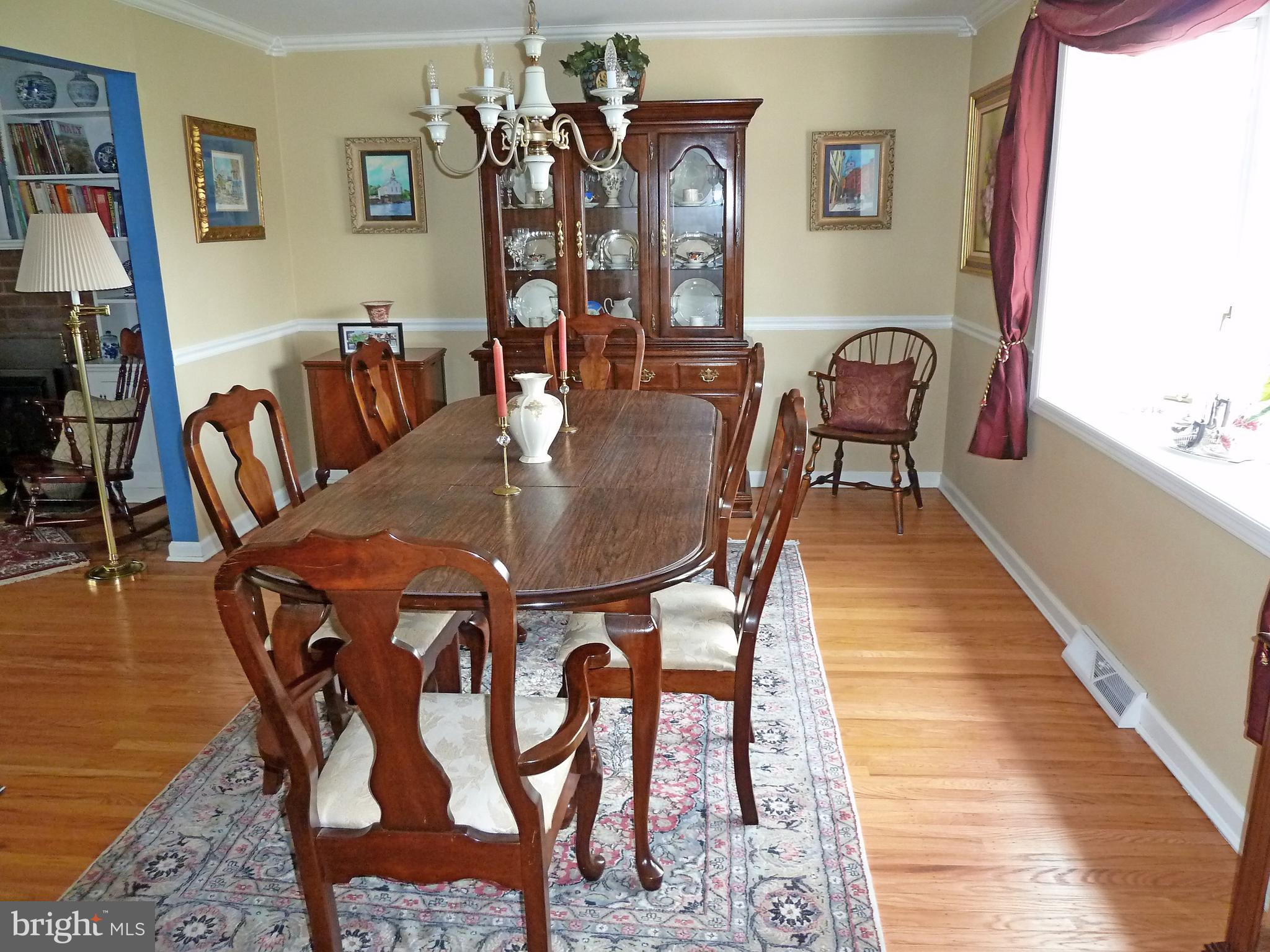 Dining Room - bay window, crown molding