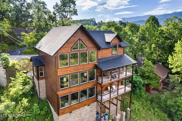 $1,394,000 | 842 Vixen Run, Gatlinburg, TN 37738