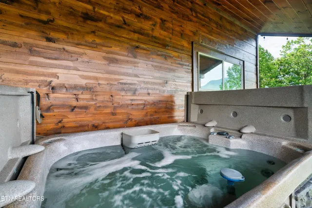 $1,394,000 | 842 Vixen Run, Gatlinburg, TN 37738