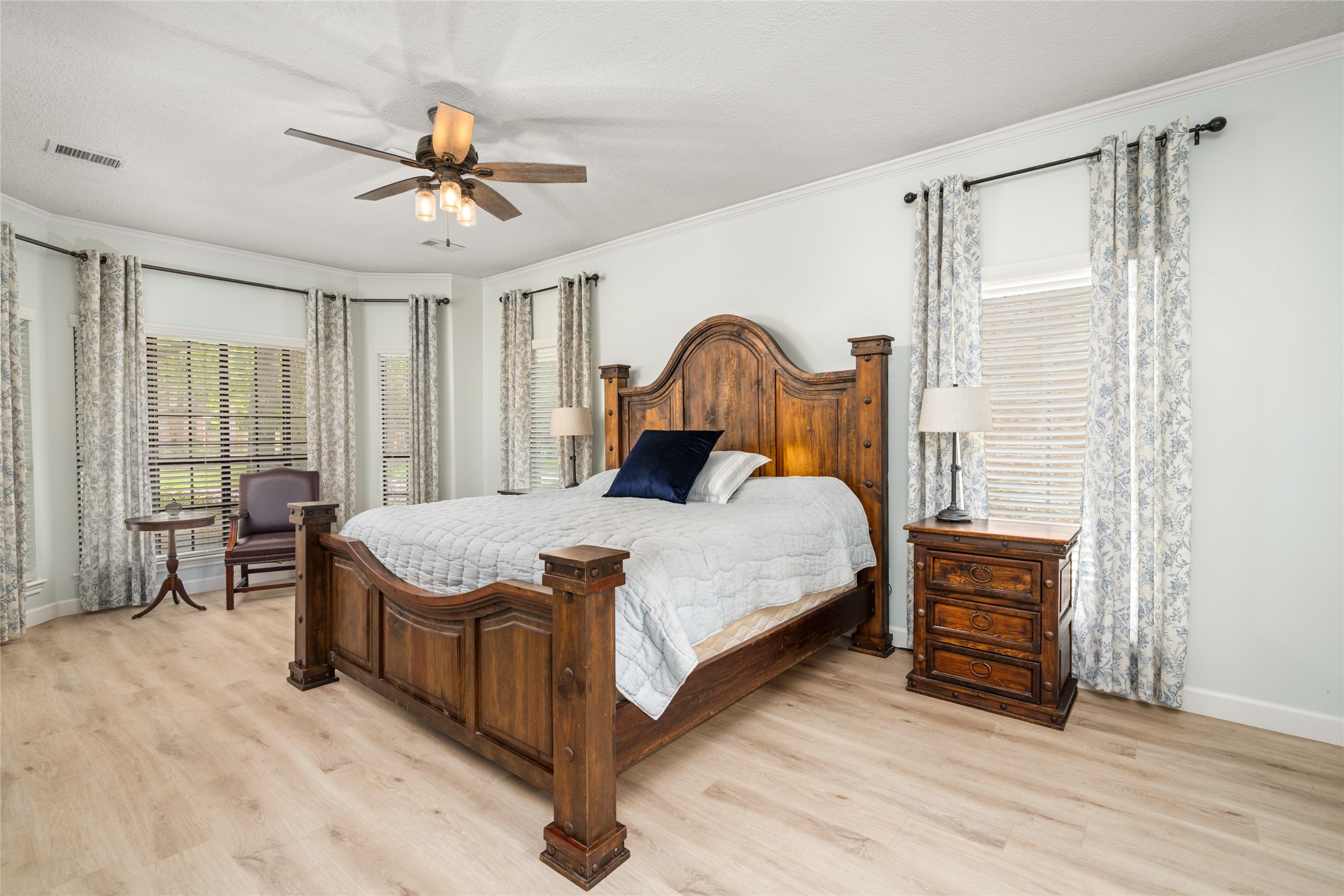77 South Placid Hill Circle Spring, TX 77381 - Photo 20 of 48 Elegant and spacious primary bedroom with a bay window offering a sitting area.