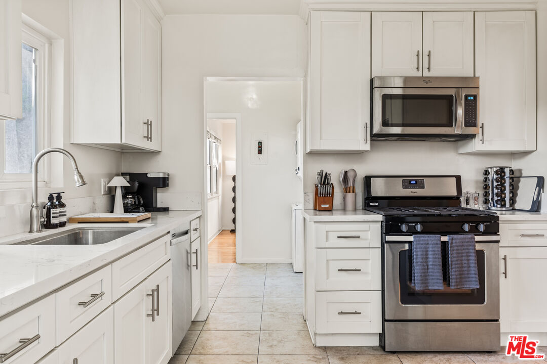 329 South Reeves Drive Beverly Hills, CA 90212 - Photo 14 of 29