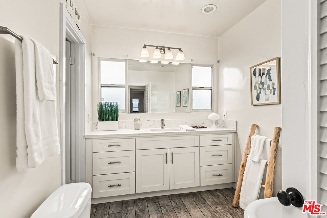 329 South Reeves Drive Beverly Hills, CA 90212 - Photo 23 of 29