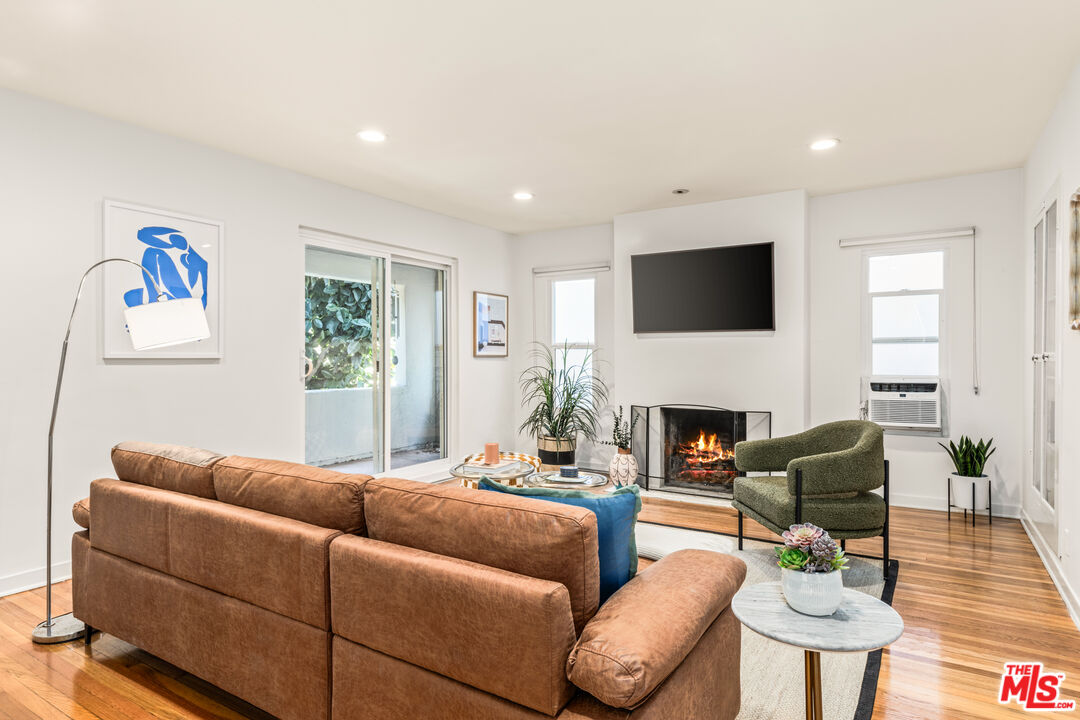 329 South Reeves Drive Beverly Hills, CA 90212 - Photo 5 of 29